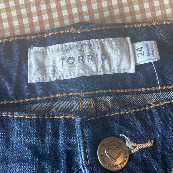 Torrid women’s denim shorts. Size 24. NWT - Picture 5 of 14